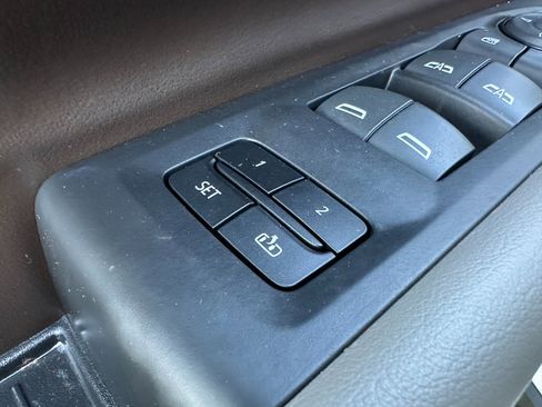 Used 2024 GMC Yukon XL SLT w/ SLT Luxury Package image 10