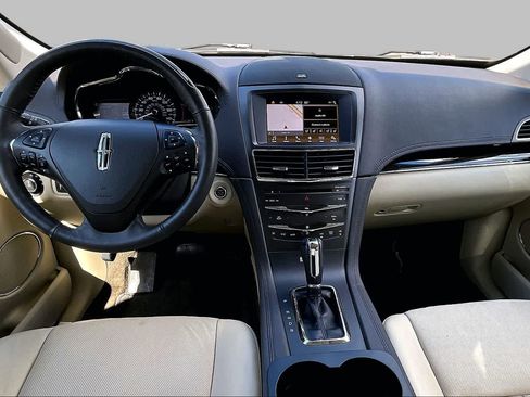 Used 2018 Lincoln MKT AWD image 16