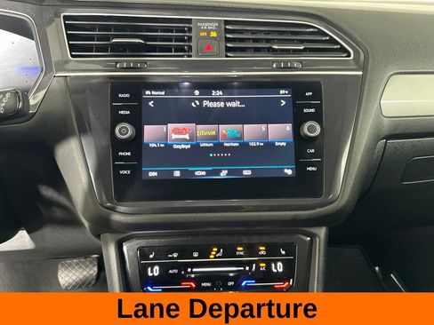 Used 2024 Volkswagen Tiguan SE w/ Panoramic Sunroof Package AWD/4WD image 18
