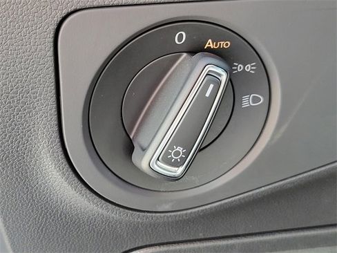 Used 2022 Volkswagen Tiguan SE w/ Panoramic Sunroof Package image 19