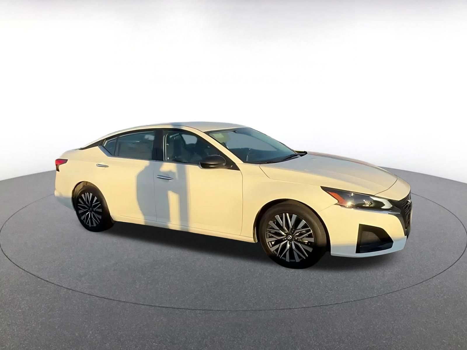 Used 2025 Nissan Altima 2.5 SV FWD image 2