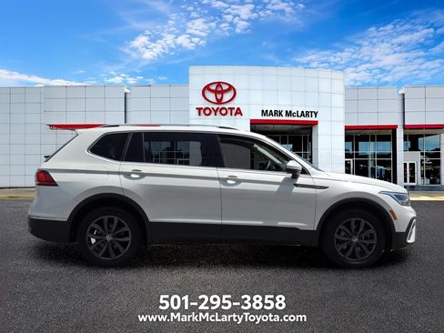 Used 2023 Volkswagen Tiguan SE w/ Panoramic Sunroof Package FWD image 6