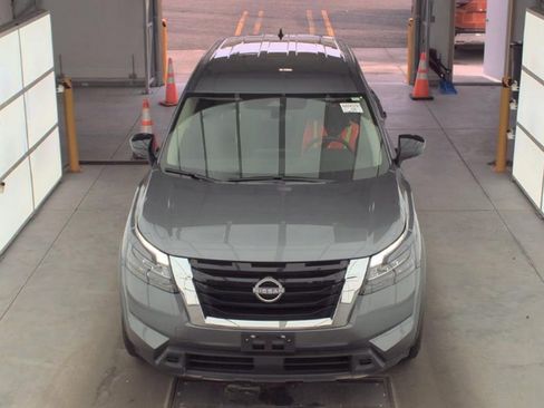 Used 2024 Nissan Pathfinder S image 3