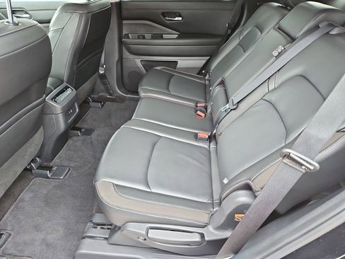 Used 2024 Nissan Pathfinder SL FWD image 17