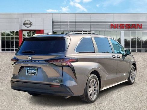 Used 2024 Toyota Sienna XLE FWD image 2