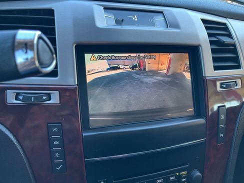 Used 2011 Cadillac Escalade Luxury image 31