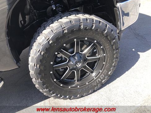 Used 2017 Nissan Titan SV image 24