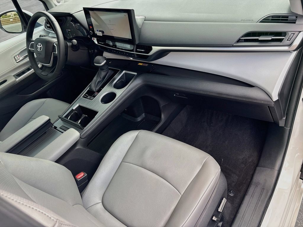 Certified 2026 Toyota Sienna XLE FWD image 17