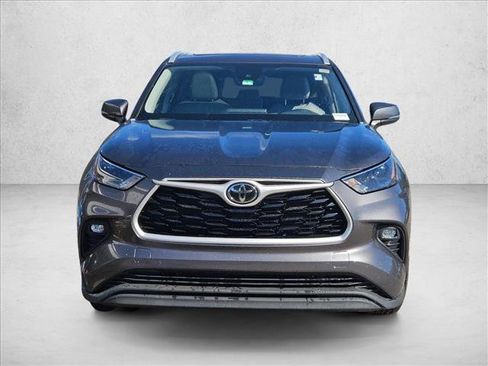Used 2022 Toyota Highlander XLE image 2