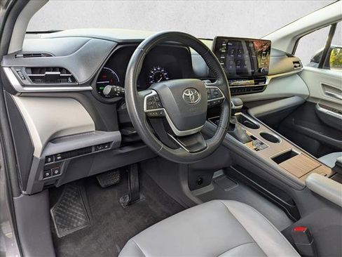 Used 2021 Toyota Sienna XLE image 10