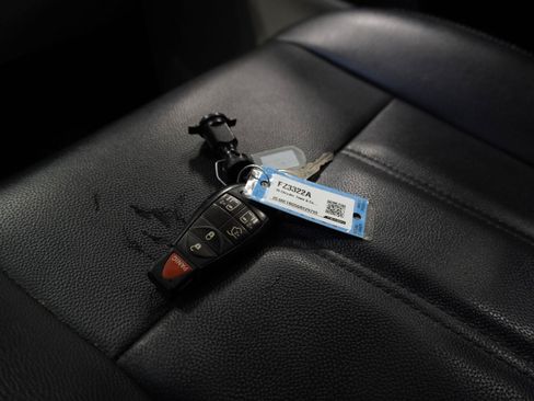 Used 2016 Chrysler Town & Country Touring FWD image 9