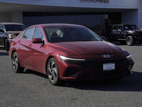 Used 2024 Hyundai Elantra Limited FWD image 2