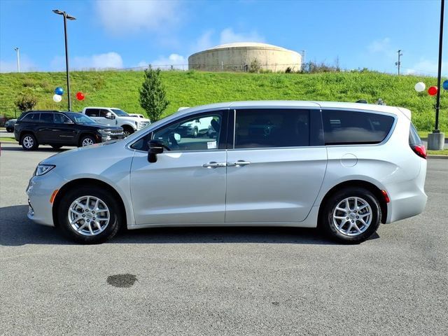 Used 2024 Chrysler Pacifica Touring-L FWD image 9