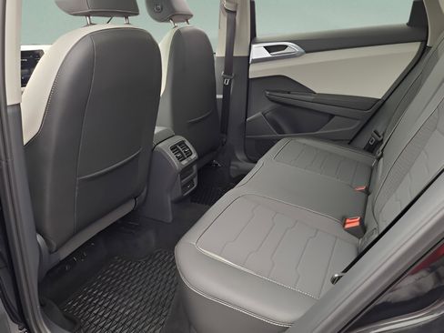 Certified 2025 Volkswagen Taos SE image 10