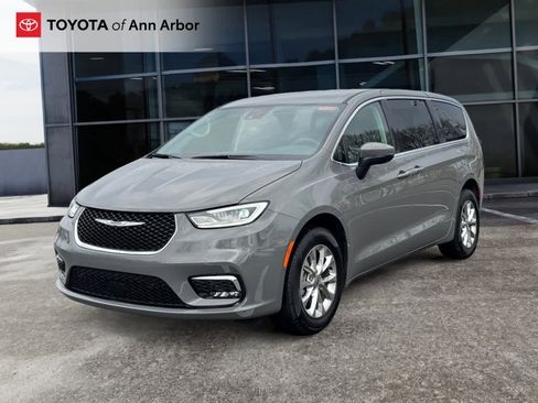 Used 2023 Chrysler Pacifica Touring-L image 8