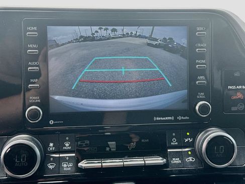 Used 2022 Toyota Highlander LE FWD image 14