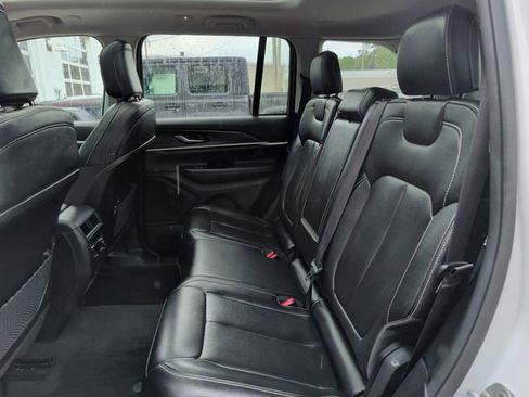 Used 2023 Jeep Grand Cherokee Limited w/ Black Appearance Package AWD/4WD image 29