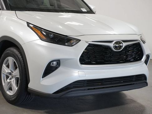 Used 2022 Toyota Highlander LE FWD image 4