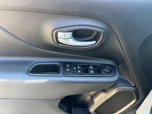 Used 2023 Jeep Renegade Latitude AWD/4WD image 6