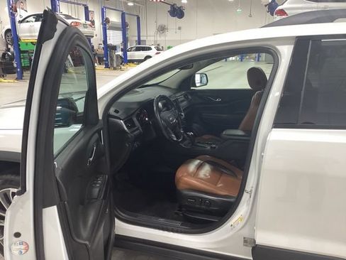 Used 2018 GMC Acadia SLT w/ LPO, Protection Package AWD/4WD image 10
