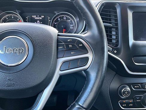 Used 2019 Jeep Cherokee Latitude Plus FWD image 18