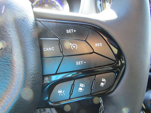 Used 2025 Chrysler Pacifica Limited FWD image 28