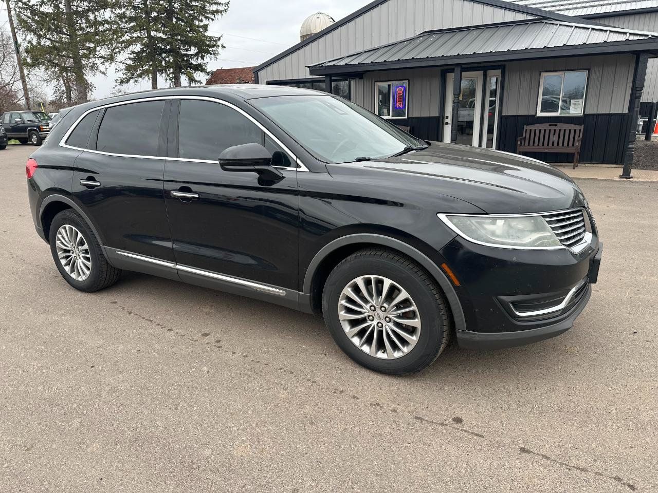 Used 2016 Lincoln MKX Select w/ Select Plus Package AWD/4WD image 2