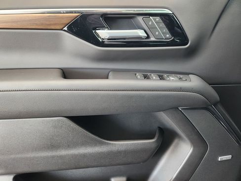 New 2026 Chevrolet Suburban High Country image 17