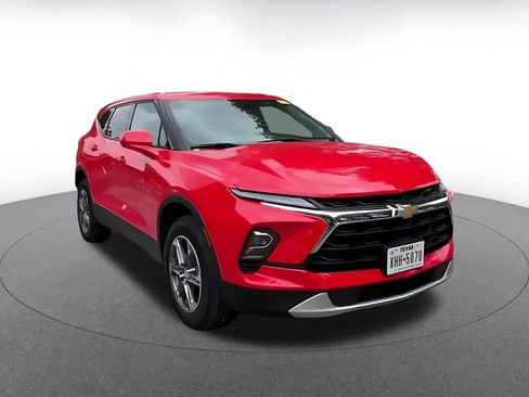 Used 2025 Chevrolet Blazer LT FWD image 3