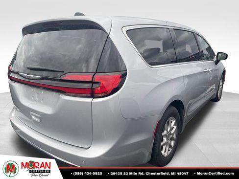 Used 2024 Chrysler Pacifica Touring-L FWD image 4