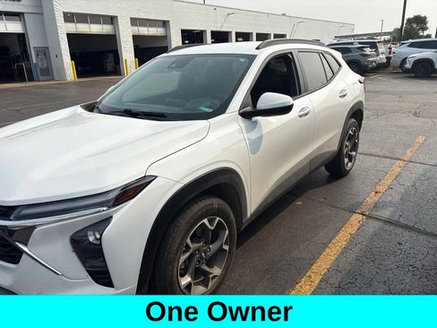 Used 2024 Chevrolet Trax LT w/ Driver Confidence Package FWD image 1