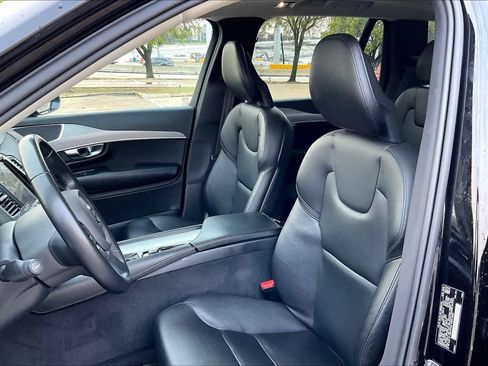 Used 2021 Volvo XC90 T5 Momentum image 11