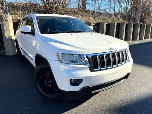 Used 2011 Jeep Grand Cherokee Laredo image 3