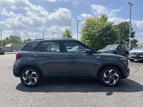 Used 2024 Hyundai Venue SEL FWD image 3