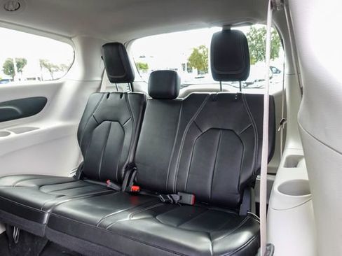 Used 2024 Chrysler Pacifica Select image 25