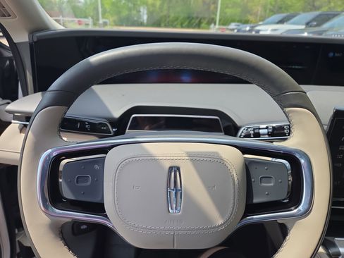 Used 2025 Lincoln Nautilus Reserve w/ Jet Appearance Package image 11