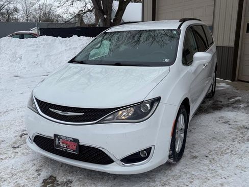 Used 2017 Chrysler Pacifica Touring-L image 6