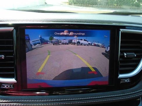 Used 2025 Chrysler Pacifica Limited FWD image 13