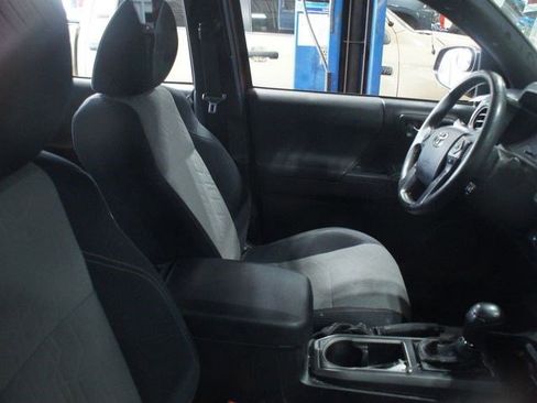 Used 2020 Toyota Tacoma TRD Off-Road AWD/4WD image 3