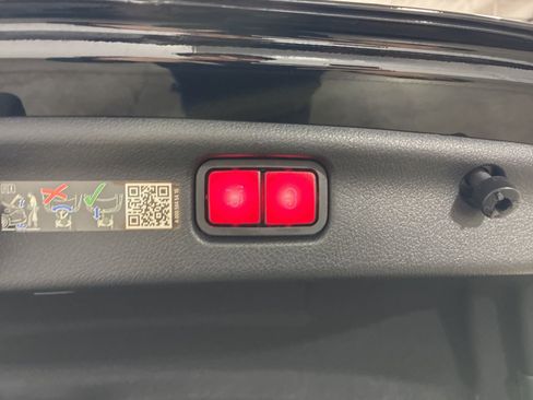 Used 2025 Mercedes-Benz C 300 4MATIC Sedan image 8