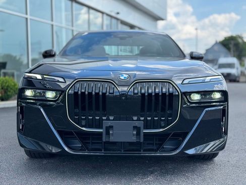 Used 2024 BMW 760i xDrive w/ Premium Package 2 image 9