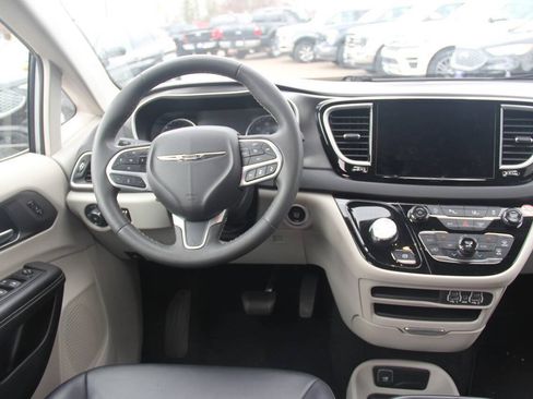 Used 2024 Chrysler Pacifica Touring-L FWD image 19