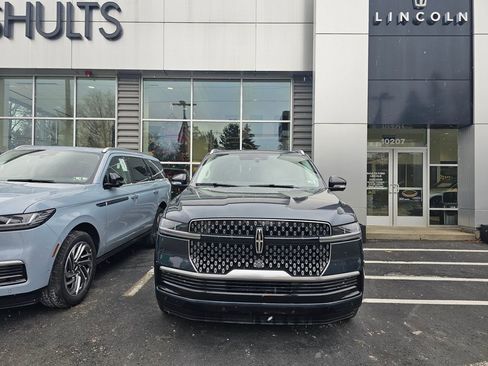 New 2025 Lincoln Navigator Reserve image 2