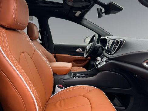 New 2026 Chrysler Pacifica Pinnacle image 15