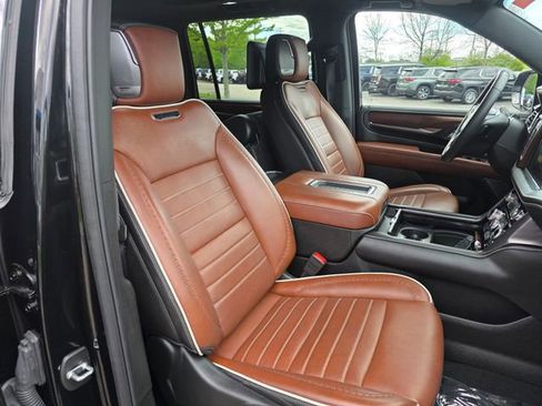 Used 2024 GMC Yukon XL Denali Ultimate AWD/4WD image 11