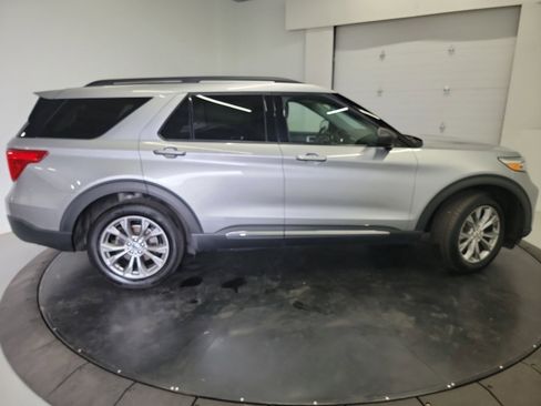 Used 2021 Ford Explorer XLT w/ Equipment Group 202A AWD/4WD image 19