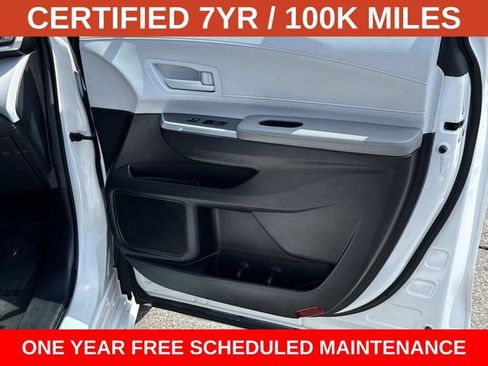 Used 2025 Toyota Sienna LE FWD image 8