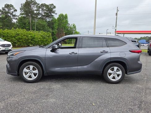 Used 2022 Toyota Highlander LE FWD image 2