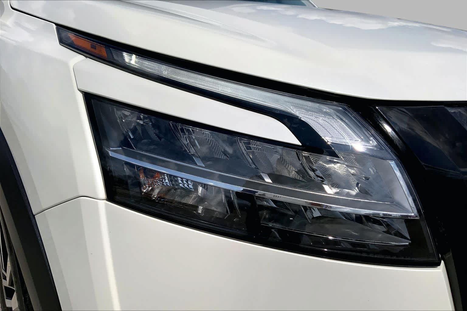 Used 2024 Nissan Pathfinder Platinum FWD image 27