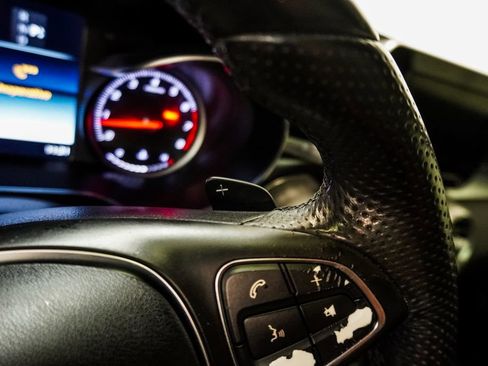 Used 2018 Mercedes-Benz GLC 300 4MATIC w/ Premium Package image 16